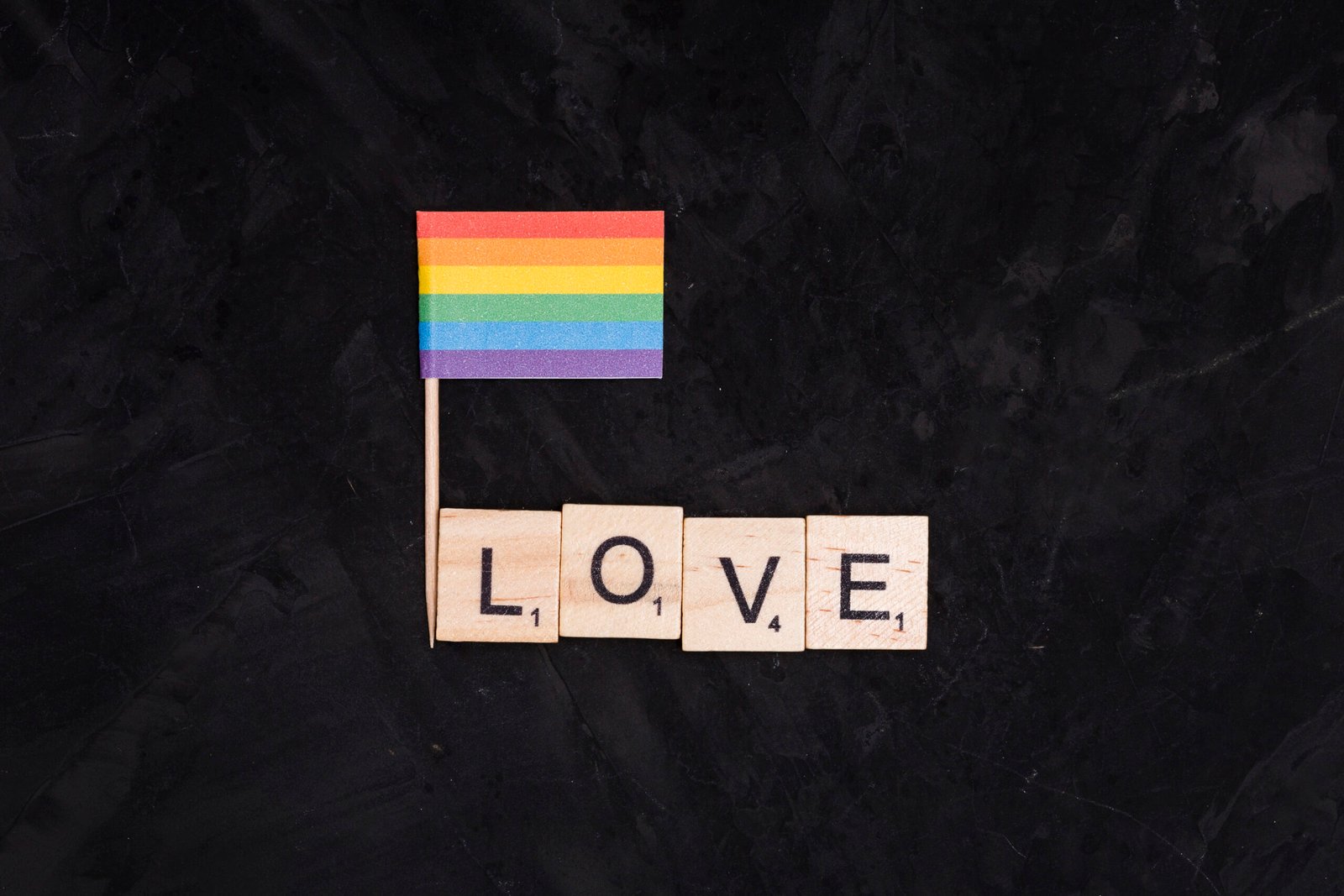 bandera-del-arcoiris-lgbt-y-la-inscripcion-love